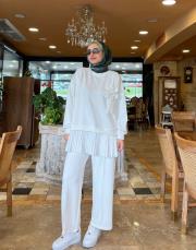 yaka çiçekli pliseli bol paça takım beyaz